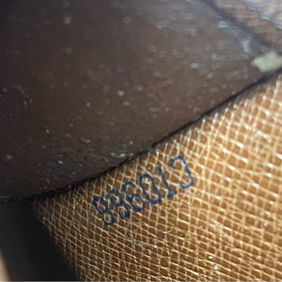 Authentic Louis Vuitton Brown monogram Key Holder key fob - Picture 14 of 14